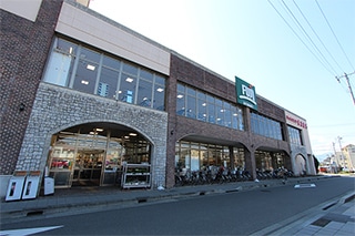Fujiスーパー寒川店…約450M