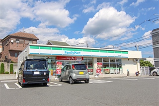 ファミリーマート秦野曽屋店…約300Ｍ