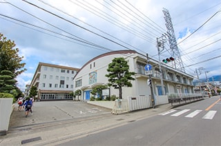 西小学校…約1,170Ｍ