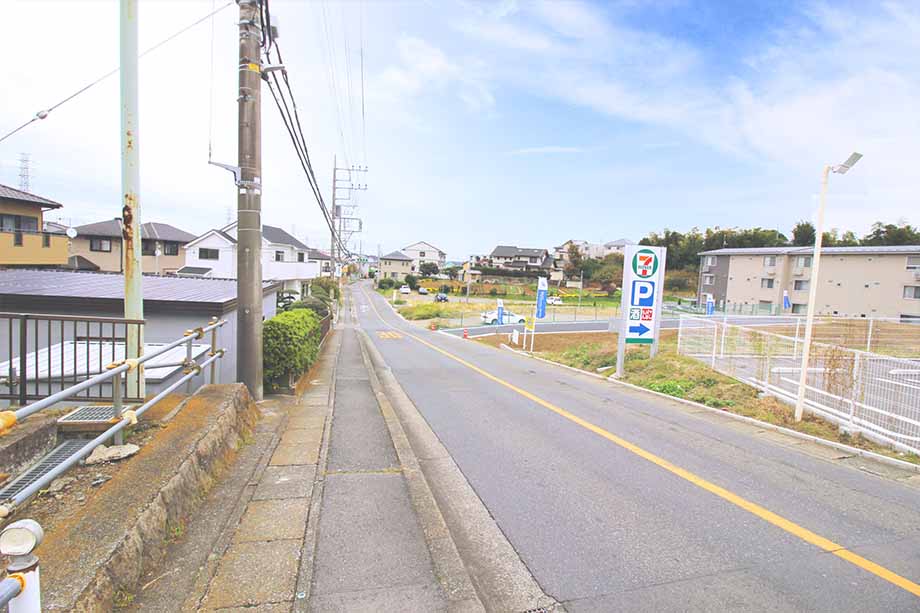 【前面道路】※平成30年11月撮影