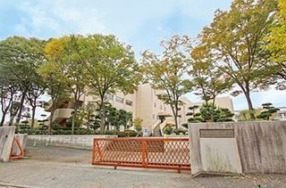 南が丘小学校…約1,250Ｍ