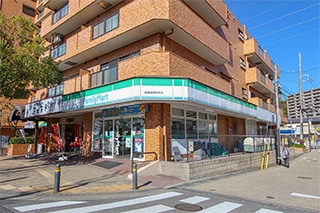 ファミリーマート鶴巻温泉駅前店…約50Ｍ