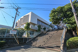 鶴巻小学校…約1,100Ｍ
