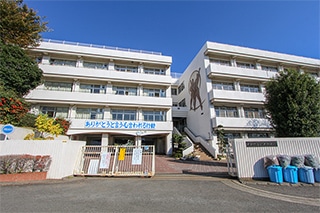 鶴巻中学校…約850Ｍ