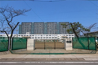 梅田中学校…約180M