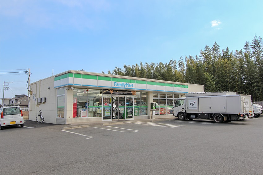 ファミリーマート平塚真田店…約220Ｍ