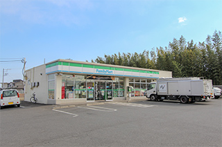ファミリーマート平塚真田店…約270Ｍ